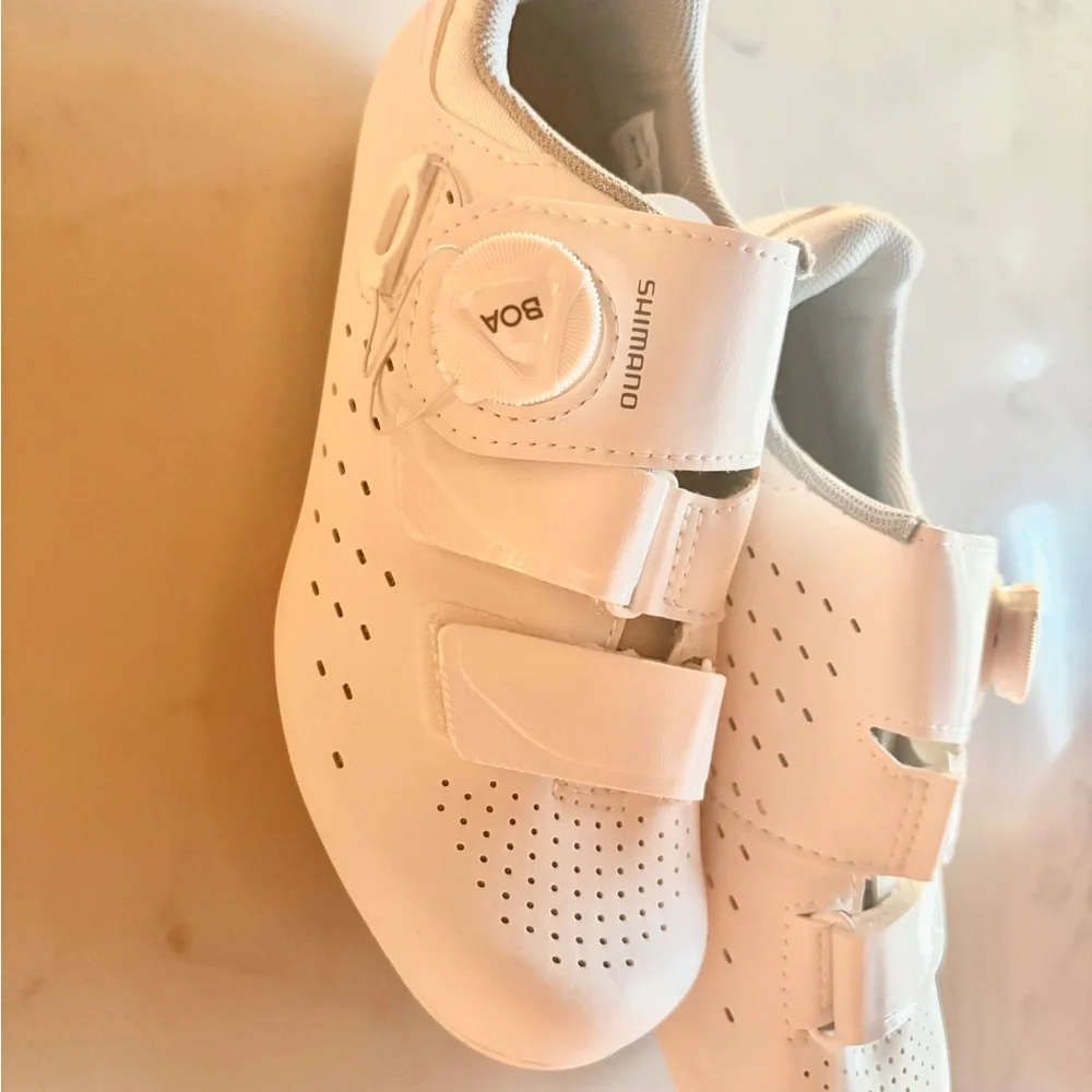 Shimano Peloton Women’s RP4 White Cycling Shoe Clip-in Spin Class Size 5.5-6/37 - Picture 1 of 3